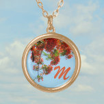 Flamboyant Royal Poinciana Blommigt Monogrammed Guldpläterat Halsband<br><div class="desc">Detta är en flamländare,  Royalet Poinciana eller Flame träd med sin tropiska orange och röda blommor som hänger ner mot blå himmel. Det är en unik blommigt på ett halsband som kan vara personlig med hennes Monogram för en vacker gåva. Den här bilden är botaniskt originalfoto av JLW_PHOTOGRAPHY.</div>