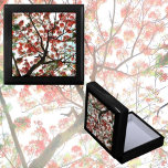 Flamboyant Royal Poinciana Träd Keepsaké Minnesask<br><div class="desc">Flambojanten,  Royalet Poinciana eller Flame träd med sin tropiska orange och röda blommor som når upp till en blå himmel och vit moln är inspirationen till denna vackra unika och invecklade designruta av trä. Bilden är botaniskt originalfoto av JLW_PHOTOGRAPHY</div>