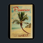 Flamenco Handflatan Träd Vintage resor Magnet<br><div class="desc">En unik,  gammal och modern Flamenco Puerto Rico-konst i mitten av århundradet i vintage resor poster stil. Den har en böjd handflatan träd på sandstranden med hav under ett blått grumligt himlar.</div>