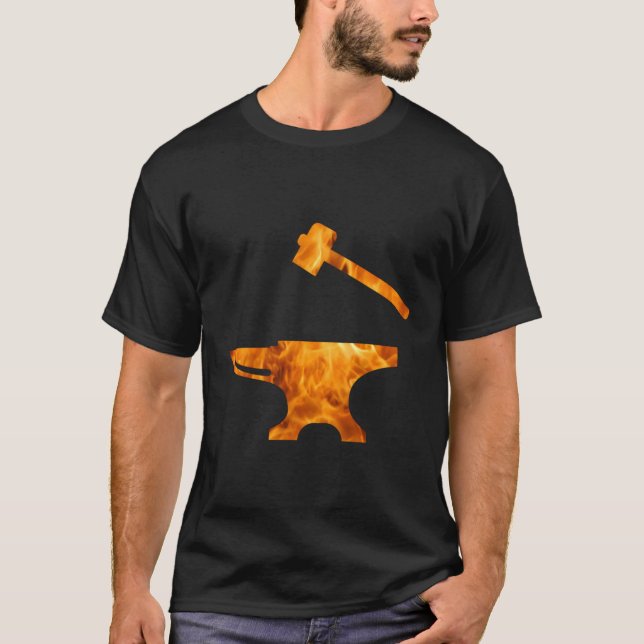 Flaming Anvil Hammer Blacksmith Metalworking T Shirt (Framsida)