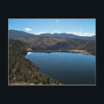 Flaming Gorge Sjö Spillway Vykort<br><div class="desc">Flaming Gorge Sjö Spillway-Kanvastrycket Flaming Gorge Sjö och Reservoir på en vacker blå himmel-dag.</div>