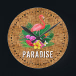 Flamingo Blommigt Paradise Rund Klocka<br><div class="desc">En rosa flamingo,  tropiska blommor och löv på vekwicktryck i mönster och ord-PARADISE gör en snyggt sommartid till väggklocka. MATCHING-objekt i vår butik.</div>