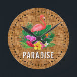 Flamingo Blommigt Paradise Rund Klocka<br><div class="desc">En rosa flamingo,  tropiska blommor och löv på vekwicktryck i mönster och ord-PARADISE gör en snyggt sommartid till väggklocka. MATCHING-objekt i vår butik.</div>