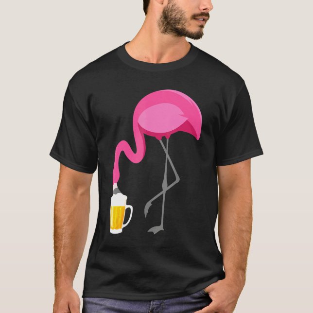 Flamingo Drinking Beer Funny Rosa Flamingo T Shirt (Framsida)