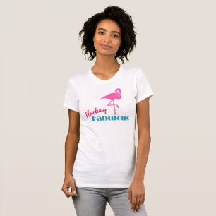 Flamingo-grafiktypgrafi med flytande Rosa T-shirt