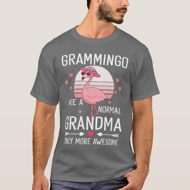 Flamingo Grammingo som en vanlig mormor bara mer T Shirt (Framsida)
