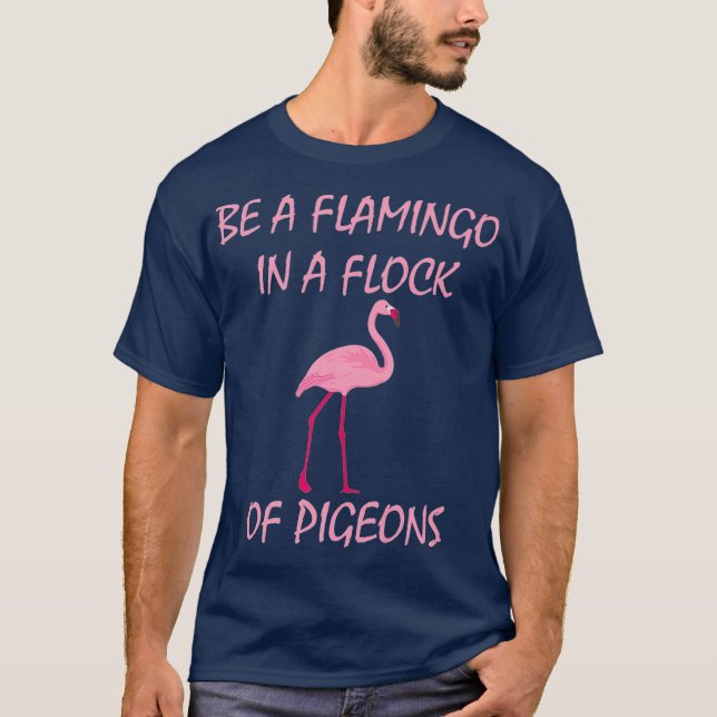 Flamingo i en flock av grisar som Flamingo Tee (Framsida)