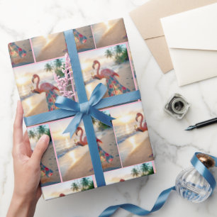 Flamingo i en kjol som håller en champagneflaska presentpapper