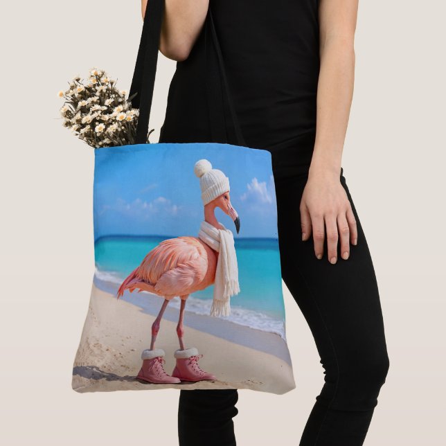 Flamingo iförd vintersjal och hatt tygkasse (Närbild)