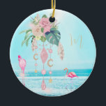 Flamingo Jewel Beach Blommigt Söt Julgransprydnad Keramik<br><div class="desc">En blommigt bukett på ovansidan av söt juveler med mousserande stjärnor på en ikonisk bakgrund av havsbottnen. Det finns två ikoniska rosa flamingos,  en med jewel necklace. Allt är balanserat på en havsmiljö för att belysa sötens utformning. En perfekt flamingo älskare-gåva. Ändra enkelt informationen för din egen anpassningsbar-inbjudan.</div>