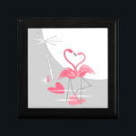 Flamingo Kärlek Large Måne-presentlåda svart Minnesask<br><div class="desc">Ett par rosa flamingos med nacke böjd för att bilda en hjärtform i havet på en månbelyst strand. En snyggt, romantisk design med en reflekterande beröring skapat i ett rosa-, grått- och vitt färg-schema med färg-förändringsbakgrund. Ett anpassade som du kan anpassa med egen text, bilder och egna idéer. En originalbild...</div>