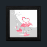 Flamingo Kärlek Large Måne-presentlåda svart Minnesask<br><div class="desc">Ett par rosa flamingos med nacke böjd för att bilda en hjärtform i havet på en månbelyst strand. En snyggt, romantisk design med en reflekterande beröring skapat i ett rosa-, grått- och vitt färg-schema med färg-förändringsbakgrund. Ett anpassade som du kan anpassa med egen text, bilder och egna idéer. En originalbild...</div>