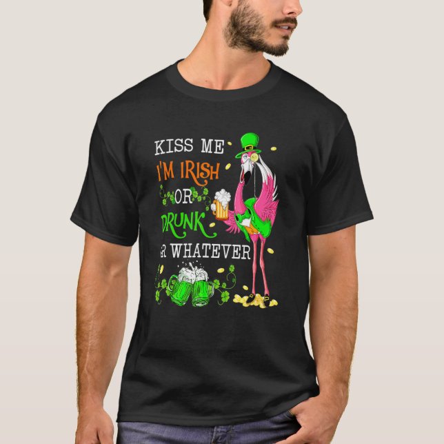 Flamingo Kiss Me Im Irish or Drunk Patricks Day T Shirt (Framsida)