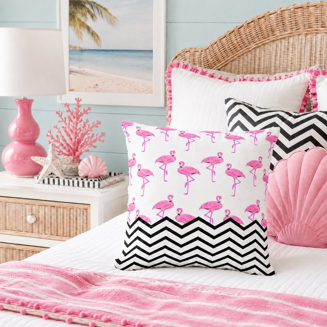 Flamingo Mönster med Chevron Ränder Kudde (Pink flamingos and black white zigzag chevron stripes pattern throw pillow in feminine girls room)