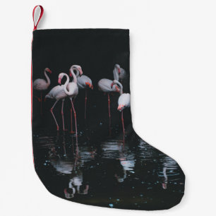 FLAMINGO PÅ BAKGRUND AV MÖRK LITEN JULSTRUMPA