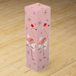 Flamingo Santas Rosa vin box Vinlåda<br><div class="desc">En livlig,  snabb juldesign med återtryck med rosa flamingos med tomthattar,  gräddgeometriska former och stjärnor på en rosa bakgrund (färg ändring). Ett anpassade som du kan anpassa med egen text,  bilder och egna idéer. En originalbild för digital konst skapat av QuirkyChic.</div>