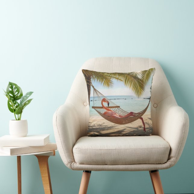 Flamingo som vilar i en tropisk strandhammock kudde (Stol)