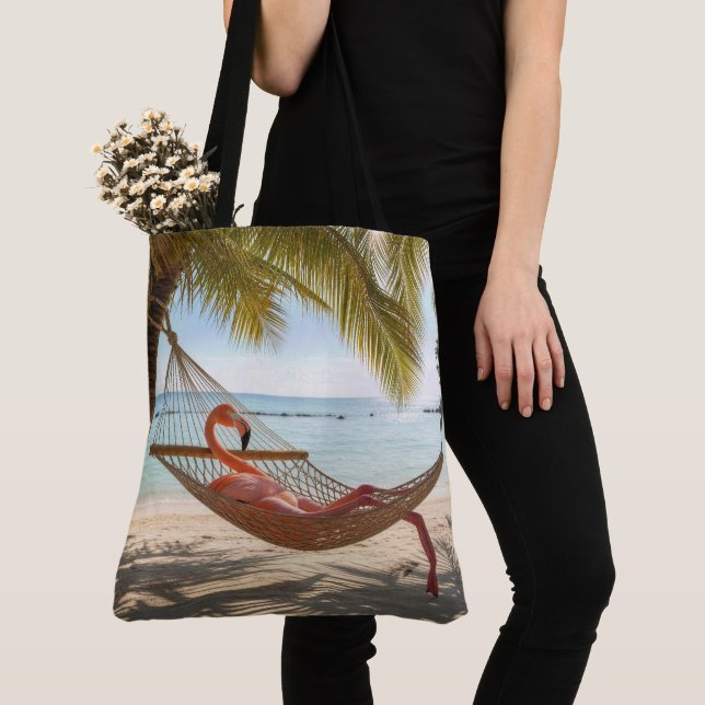 Flamingo som vilar i en tropisk strandhammock tygkasse (Närbild)