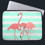 Flamingo Trio på Rand Laptop Sleeve<br><div class="desc">En trio av rosa flamingos för sommaren och under hela året för tropisk lockelse. Visas här över South Beach rand i coolans grönt.</div>