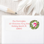 Flamingo Tropical Beach jul Holly Wandan Returadress Etikett<br><div class="desc">Rosa Flamingo Tropical Beach jul Holly helgdag Return-adressetiketter för krämning av andedräkten. Cute Flingo-grafik i en andedräkt av löv och bär. Anpassa adress-mallen och användan på alla dina julkortsutskick för att sprida brans glädje. Perfekt för dem som tillbringar julen i Florida eller varma julhelger.</div>
