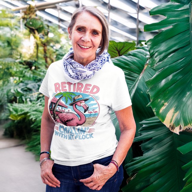 Flamingo Tropical Beach Pensionärshumor T Shirt (woman at botanical garden wearing funny flamingo retirement shirt that says chillin with my flock)
