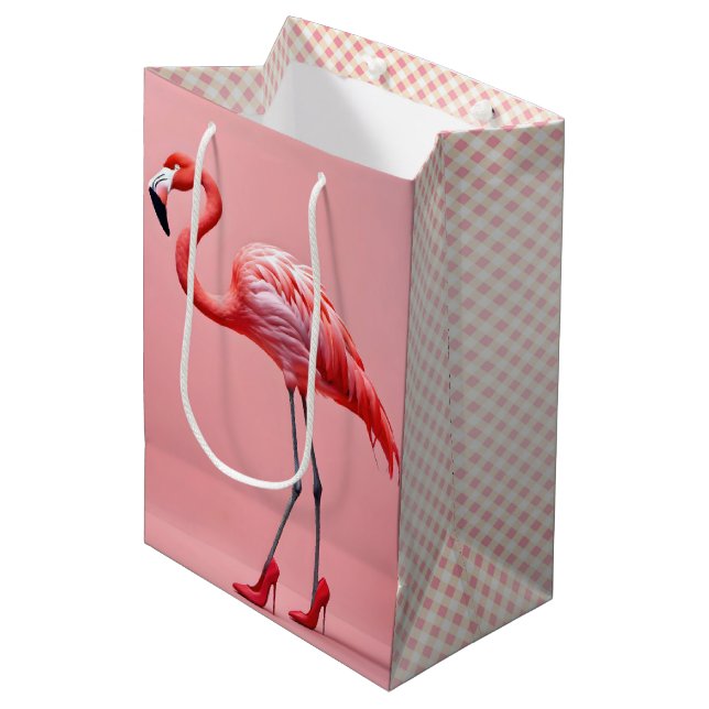 Flamingo Wearing Red Högklackars (Framsidan Vinklad)