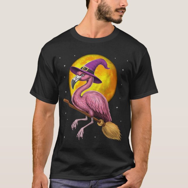 Flamingo Witch Riding Broom T Shirt (Framsida)