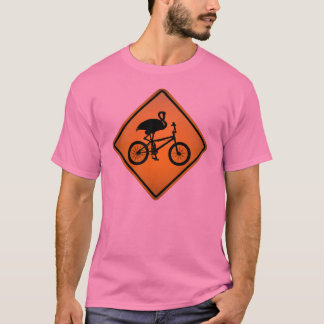 Flamingoen på cykelvarning undertecknar tee shirt