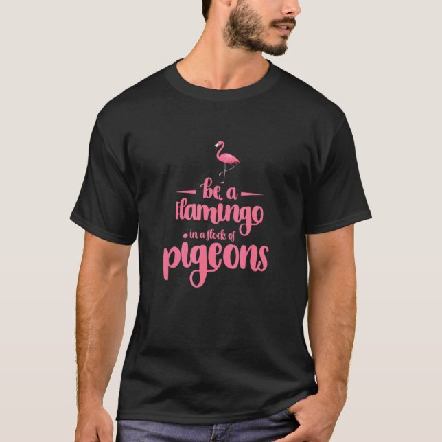 Flamingokonstruktionen är en lamingo i ett fickfor t shirt (Framsida)