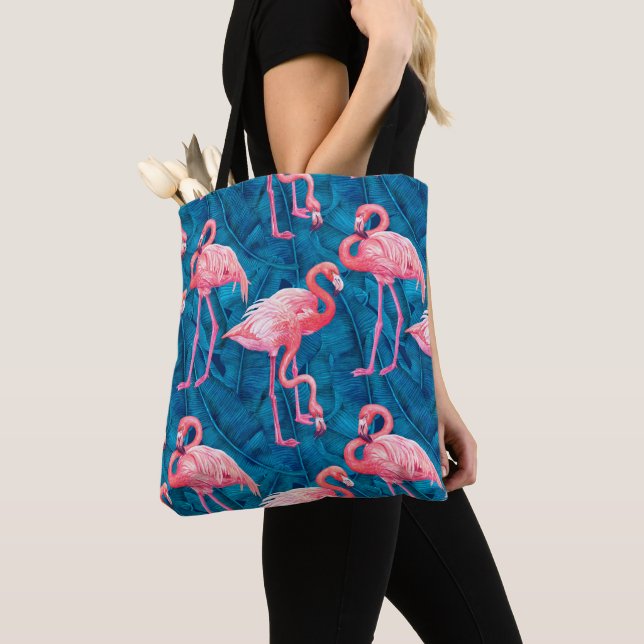 Flamingos på blå banan löv tygkasse (Närbild)