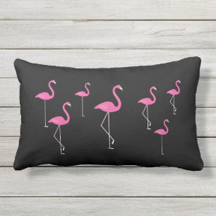 Flamingos på den utomhus- svarten - lumbarkudde