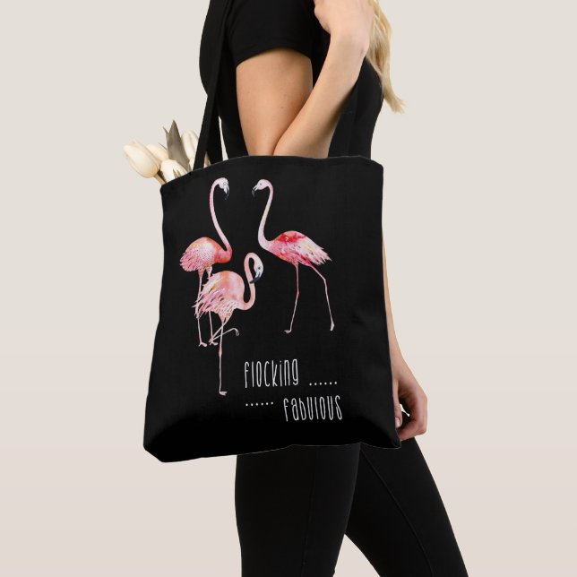 Flamingos som flockas den sagolika roliga tygkasse (Närbild)
