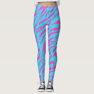 Flammande rosa leggings med ljusblå bakgrund