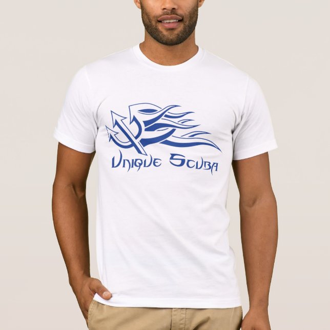 Flammande treuddlogotyp för unik Scuba T-shirt (Framsida)