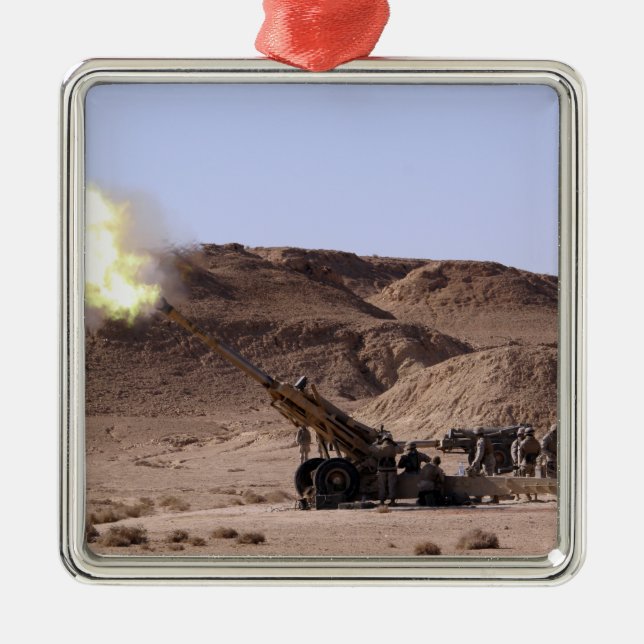 Flammet och röken kommer från munstycket julgransprydnad metall (Framsidan)