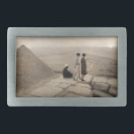 Flapper Girls Sunrise Khufu Pyramid, Egypten 1920<br><div class="desc">Flappers och Pyramid - öknen luft var fortfarande kvar och coola som Clara och Millie, två flamare flickor med törst efter äventyr, började sin härkomst från Gizas Underbara pyramid. Deras kort-klänningar svepte mot ben när de klättrade upp i de västerländska fotstegen, deras skratt ekar genom de gamla stenarna. - När...</div>