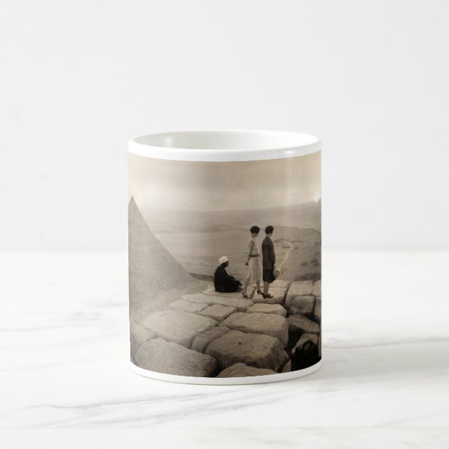 Flapper Girls Sunrise Khufu Pyramid, Egypten 1920 Kaffemugg (Center)