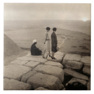 Flapper Girls Sunrise Khufu Pyramid, Egypten 1920 Kakelplatta