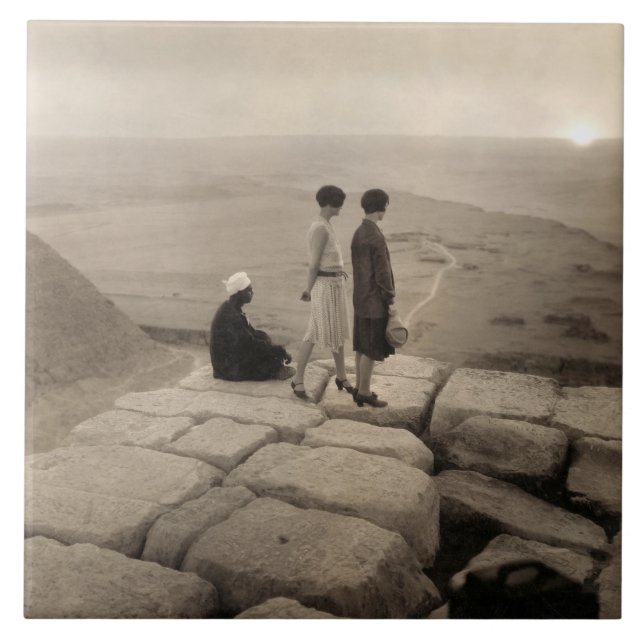 Flapper Girls Sunrise Khufu Pyramid, Egypten 1920 Kakelplatta (Framsidan)