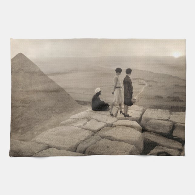 Flapper Girls Sunrise Khufu Pyramid, Egypten 1920 Kökshandduk (Horisontell)