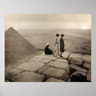 Flapper Girls Sunrise Khufu Pyramid, Egypten 1920 Poster
