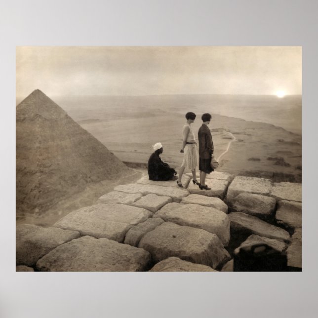 Flapper Girls Sunrise Khufu Pyramid, Egypten 1920 Poster (Framsidan)