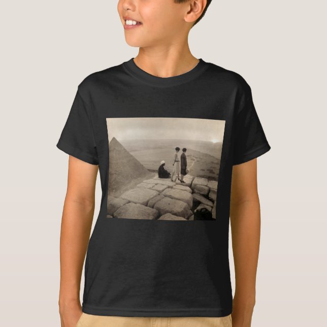 Flapper Girls Sunrise Khufu Pyramid, Egypten 1920 T Shirt (Framsida)