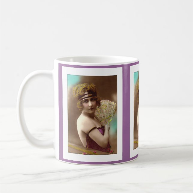 flapperflicka i lila med en fläkt kaffemugg (Vänster)