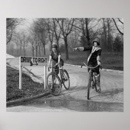 Flapperflickor som cyklar, 1925. Gammalt foto Poster
