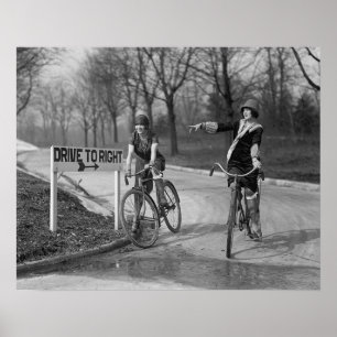 Flapperflickor som cyklar, 1925. Gammalt foto Poster