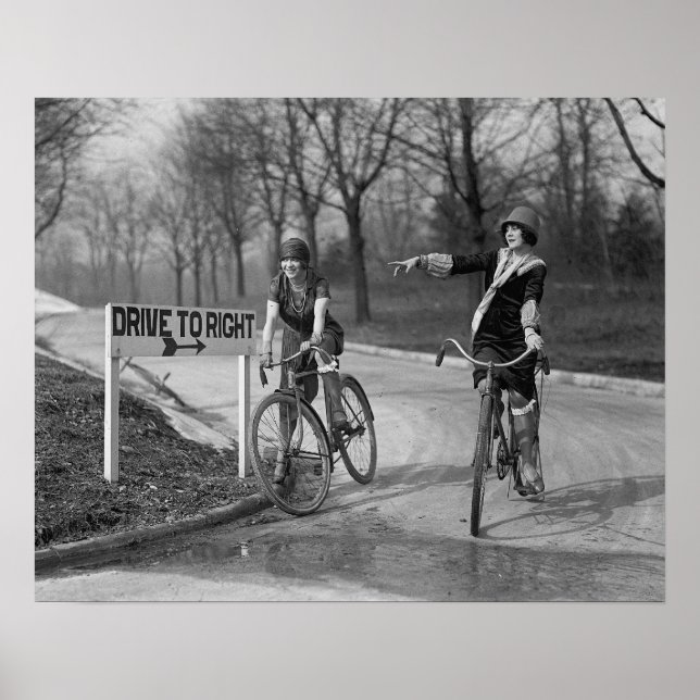 Flapperflickor som cyklar, 1925. Gammalt foto Poster (Framsidan)