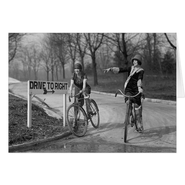 Flapperflickor som cyklar, 1925 hälsningskort (Framsidan Horizontal)