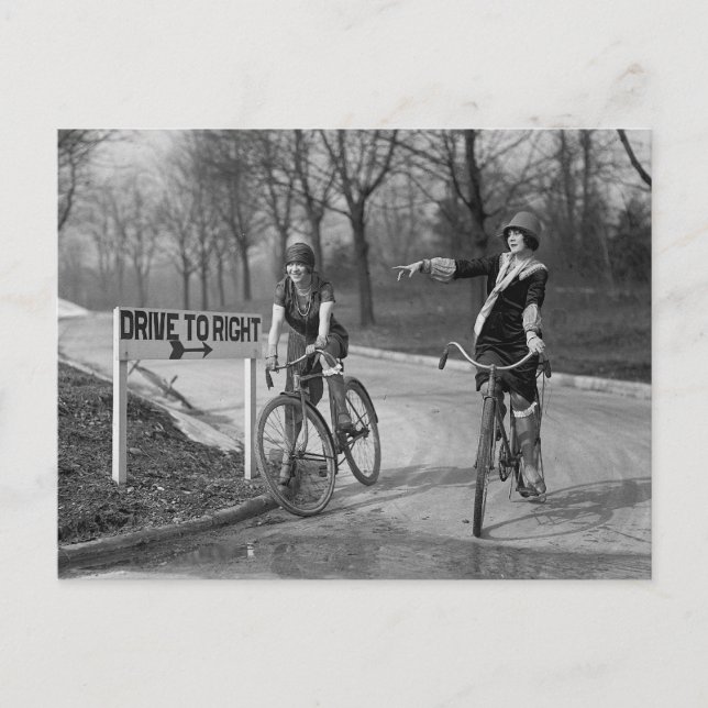 Flapperflickor som cyklar, 1925 vykort (Framsida)