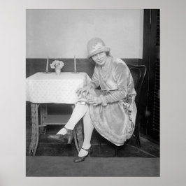 Flaska gömd i strumpeband, 1926. Gammalt foto Poster